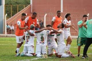 Atletas do Naviraiense celebram gol em jogo da segundona (Foto: Rodrigo Moreira/FFMS)