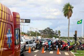 Por causa do acidente, trânsito ficou tumultado no trecho (Foto: Henrique Kawaminami)