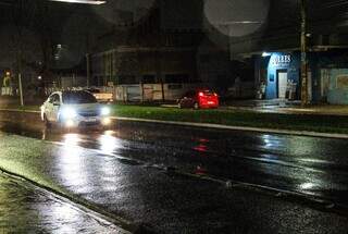 Carros circulam, em meio a chuva, na Avenida Guaicurus. (Foto: Juliano Almeida)