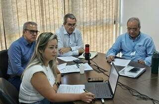 Equipe do Conselho Estadual de Investimentos Financiáveis durante reunião na quinta-feira (Foto: Mairinco de Pauda)