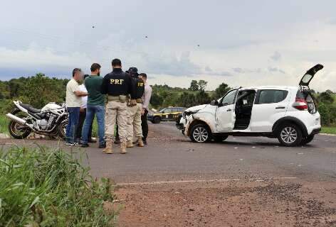 Motociclista é socorrido em estado grave após acidente em rotatória