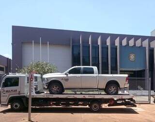 Dodge RAM guinchada até a Delegacia da Polícia Federal em Dourados (Foto: Direto das Ruas)