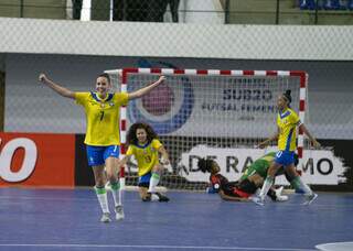 Jogadoras do Brasil comemorando vitória sobre a Colômbia (Foto: Divulgação/Conmebol)