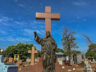 Em 2021, escultura de Jesus Cristo de dois metros de altura chegou a ser furtada de cemitério. (Foto: Marcos Maluf)