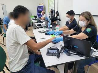 Detento fazendo emissão da Carteira de Identidade Nacional (Foto: Divulgação/Agepen)