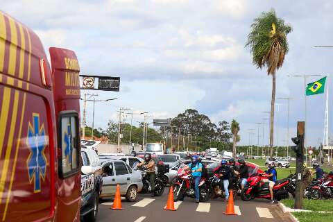 Motociclista colide em traseira de carro e deixa trânsito tumultuado 