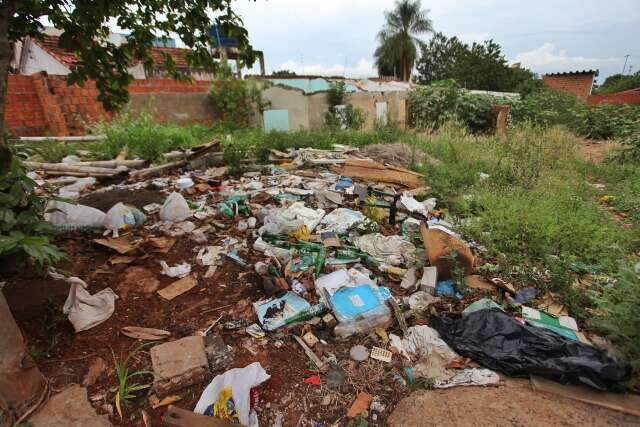 A duas casas da vigil&acirc;ncia sanit&aacute;ria, terreno continua tomado por lixo