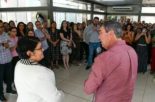 Servidores escutam discurso do governador Eduardo Riedel, durante visita institucional (Foto: Paulo Fernandes/Sead)