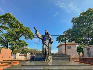 Escultura de Jesus Cristo, do artista Aldo Puccetti, sobre túmulo no Santo Antônio. (Foto: Marcos Maluf)