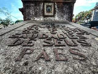 Placa de sepultamento de criança em 1929 traz grafia antiga para a palava pais. (Foto: Marcos Maluf)