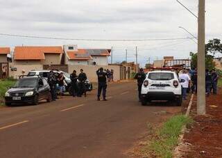 Equipes da Semadur, Emha e GCM estão no local (Foto: Osmar Veiga)