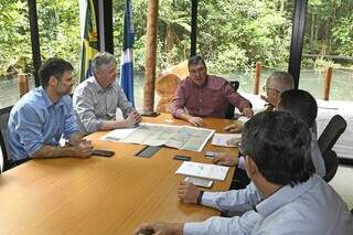 Reunião entre representantes da Coamo e o governador Eduardo Riedel (Foto: Bruno Rezende/Divulgação)