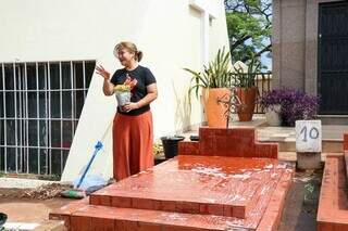 Juliana Kanashiro Mota, estava lavando o túmulo da mãe no Cemitério Municipal Santo Antônio(Foto: Henrique Kawaminami)