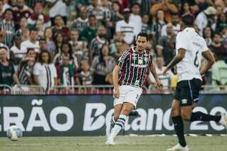 Jogadores disputam a posse da bola no gramado do Maracanã. (Foto: Lucas Merçon/Fluminense)