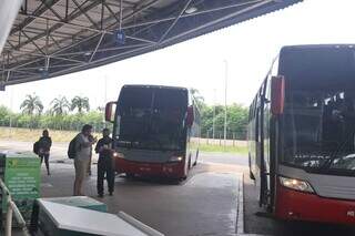 Ônibus estacionados na Rodoviária de Campo Grande (Foto: Paulo Francis)