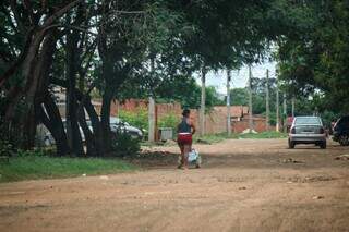 Moradora do Bairro José Teruel caminhando pelo bairro (Foto: Henrique Kawaminami)