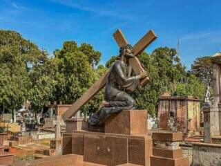 Escultura de Jesus Cristo levando a cruz em túmulo no Santo Antônio. (Foto: Marcos Maluf)