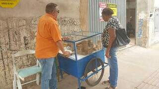 Valdivino Barbosa, de 77 anos, vende rapadura pelas ruas centrais da cidade (Foto: Clara Farias)