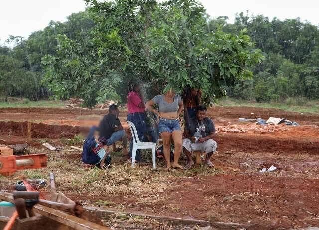 &Aacute;rvore protege do sol e da chuva fam&iacute;lias que persistem em ocupar &aacute;rea p&uacute;blica