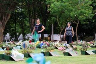 Simone Caetano e a irmã, Lina Martim, no Memorial Park (Foto: Henrique Kawaminami)