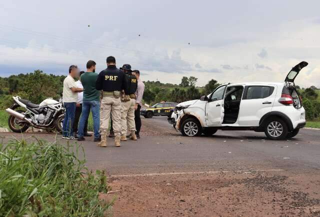 Motociclista &eacute; socorrido em estado grave ap&oacute;s acidente em rotat&oacute;ria