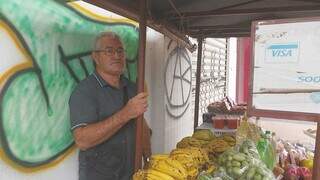  Adailton Rosa Alves, vende frutas pelo Centro de Campo Grande (Foto: Clara Farias)