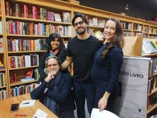 Ângelo Arruda lançando seu livro de poesias em Florianópolis. (Foto: Arquivo Pessoal)