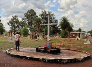 Mulher visitando cemitério Santo Amaro, em Campo Grande (Foto: Osmar Veiga)