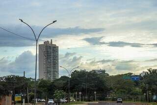 Céu com algumas nuvens visto da região do Parque das Nações Indígenas, na Capital (Foto: Henrique Kawaminami)