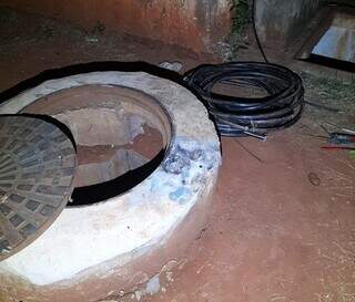 Tampa do bueiro aberta e ao lado fios enrolados que seriam levados pelos criminosos (Foto: Direto das Ruas)