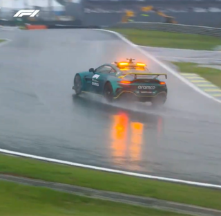 Safety car na pista de Interlagos, durante forte chuva em São Paulo (Foto/Reprodução/Fórmula1/X)