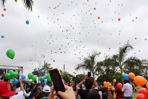 Revoada de bal&otilde;es e missa marcam homenagens aos mortos em Campo Grande