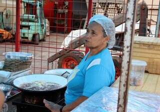 Estela Sueli vende salgados em frente ao Cemitério Santo Amaro (Foto: Osmar Veiga)