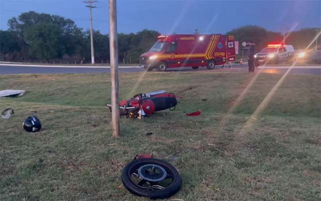 Capacete se solta e motociclista morre ao bater em meio-fio de rotat&oacute;ria