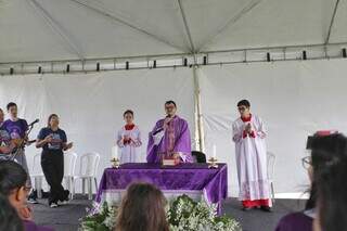 Padre Rodrigo Menegatti na missa do Cemitério Parque de Campo Grande (Foto: Paulo Francis)