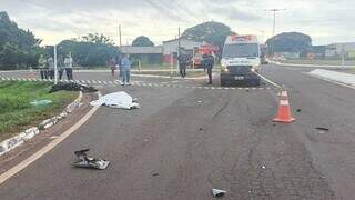 Movimentação de policiais no local onde o jovem de 20 anos morreu nesta manhã (Foto: Leandro Holsbach)