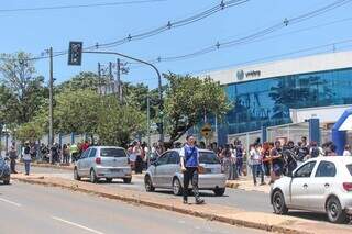 Frente da Uniderp lotada de participantes do Enem, no ano passado (Foto: Marcos Maluf)