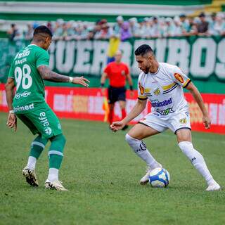 Jogadores disputam a posse da bola na Arena Condá. (Foto: Ozzair Junior/Novorizontino)