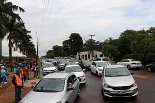 Trânsito lento na Avenida Tamandaré, na frente de cemitério (Foto: Osmar Veiga)