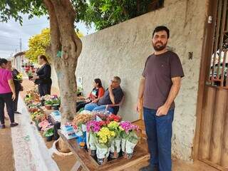 Bruno Peralta, de 31 anos, já vende salgados na região ao longo do ano e neste, pela primeira vez, resolveu vender flores. (Foto: Geniffer Valeriano)