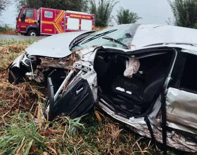   Carro fica destru&iacute;do em acidente envolvendo caminhonete na BR-376