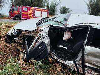 Carro de passeio ficou destruído (Foto: divulgação / Corpo de Bombeiros) 