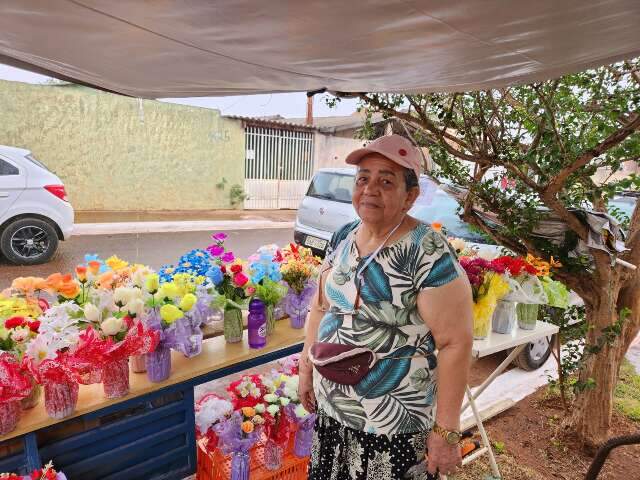 Vizinhos de cemit&eacute;rio garantem renda extra vendendo flores no Dia de Finados