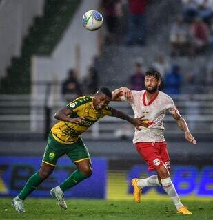 Jogadores disputam a posse da bola no gramado do Nabi Abi Chedid. (Foto: Ari Ferreira/Bragantino)