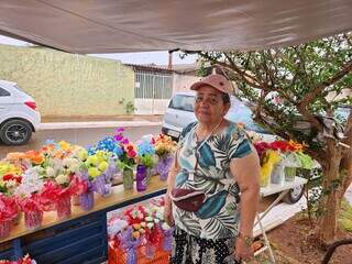 Neuza Marques usou dinheiro de seu benefício social para comprar flores de plástico e revender. (Foto: Gennifer Valeriano)