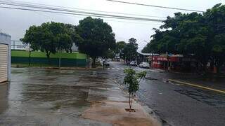 Rua vazia com a chuva que chegou na Vila Margarida (Foto: Jakiel Mueller)