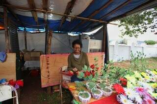 Lúcia fez acampamento em frente ao Cemitério Santo Antônio para vender flores (Foto: Paulo Francis)