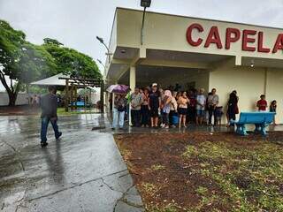 Pessoas se abrigando em capela do Cemitério Cruzeiro (Foto: Geniffer Valeriano)