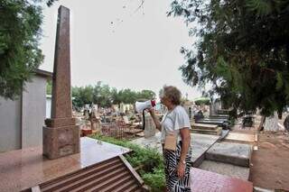 Maria Cecília em frente ao túmulo do fundador da Capital, José Antônio Pereira, também sem placas. (Foto: Paulo Francis)