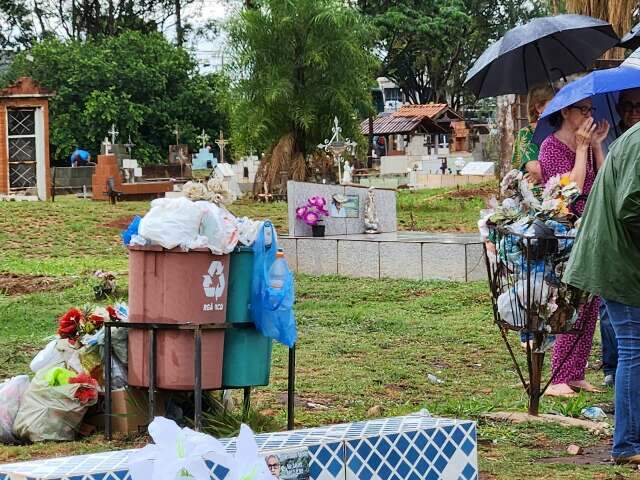 Visitantes reclamam de falta de sinaliza&ccedil;&atilde;o e lixos abarrotados em cemit&eacute;rio